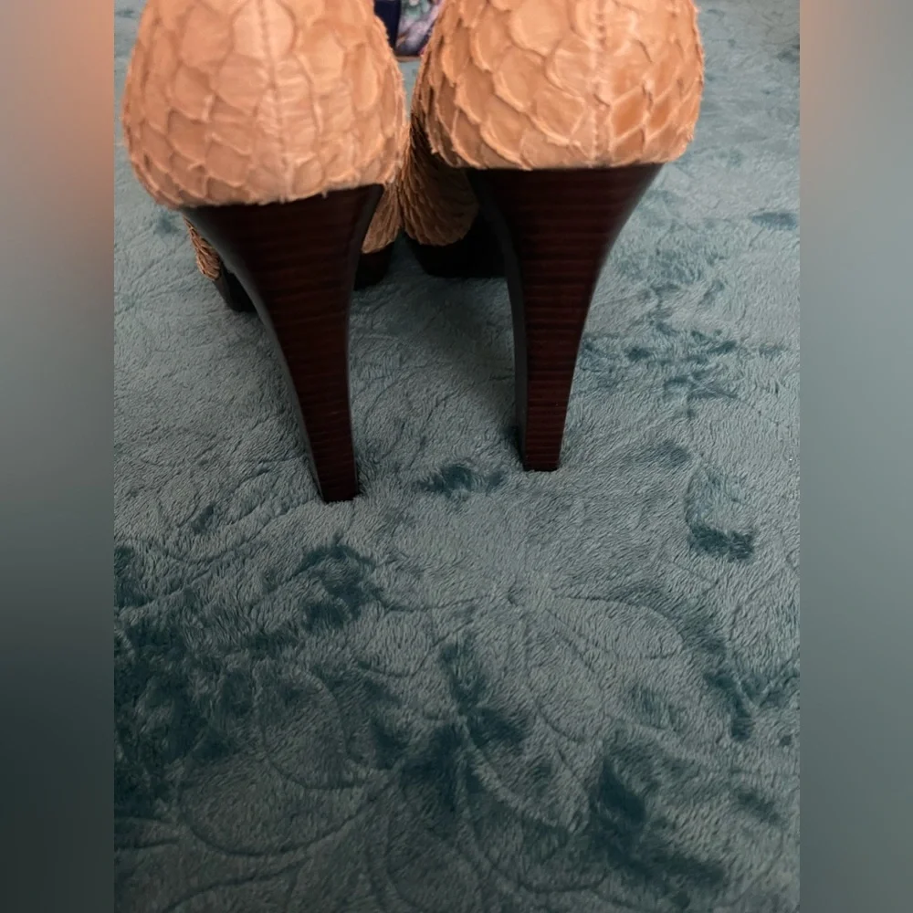 Calvin Klein Women’s Tan Textured Pump